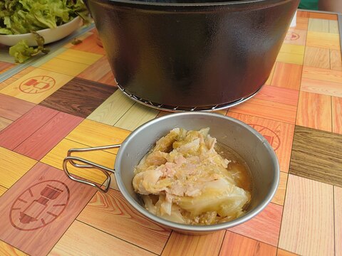 ダッチオーブンで作る豚肉とキャベツのスープ